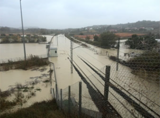 Maltempo Abruzzo, esondato l’Osento: ferrovia Adriatica bloccata